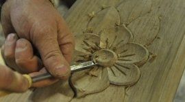 intaglio mobile in legno