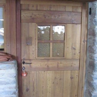 porta in legno con accesso luce