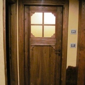porta in legno da interno con lucernaio