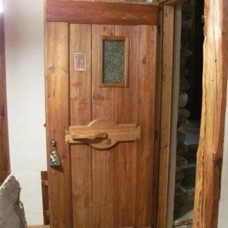 porta in legno con maniglia