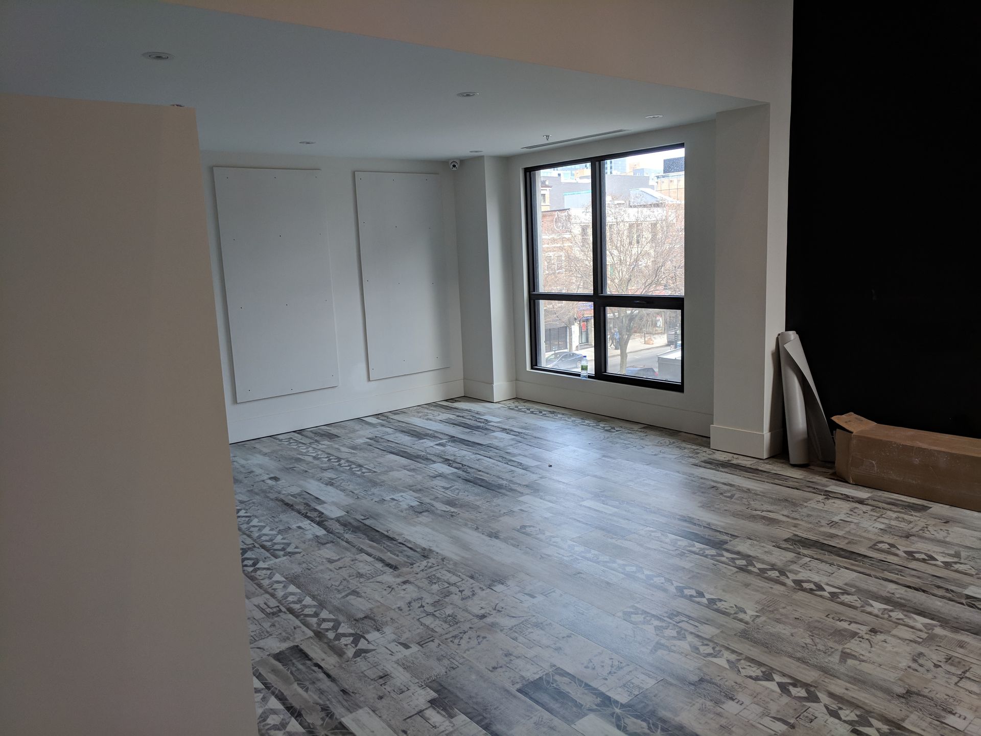 Il y a une grande fenêtre au milieu de la pièce.