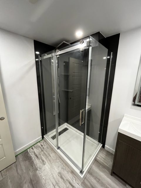 Une salle de bain avec une douche à l'italienne et un lavabo