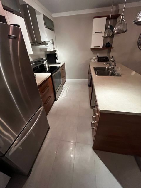 Une cuisine avec des appareils en acier inoxydable et des armoires en bois