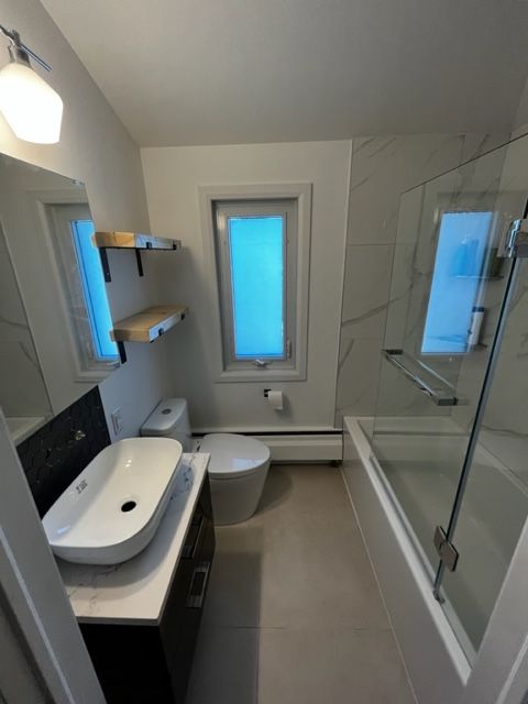Une salle de bain avec un lavabo, des toilettes et une baignoire