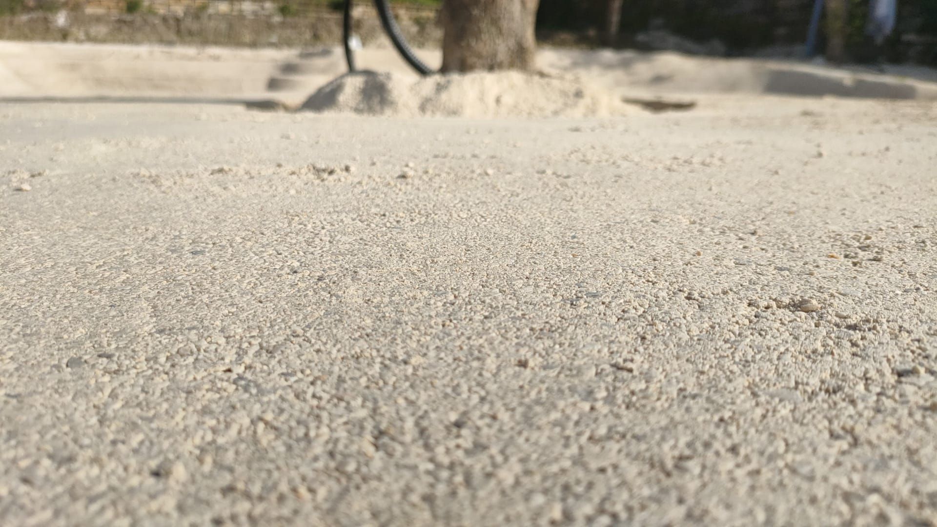 Primer plano de una superficie de suelo arenoso de color claro