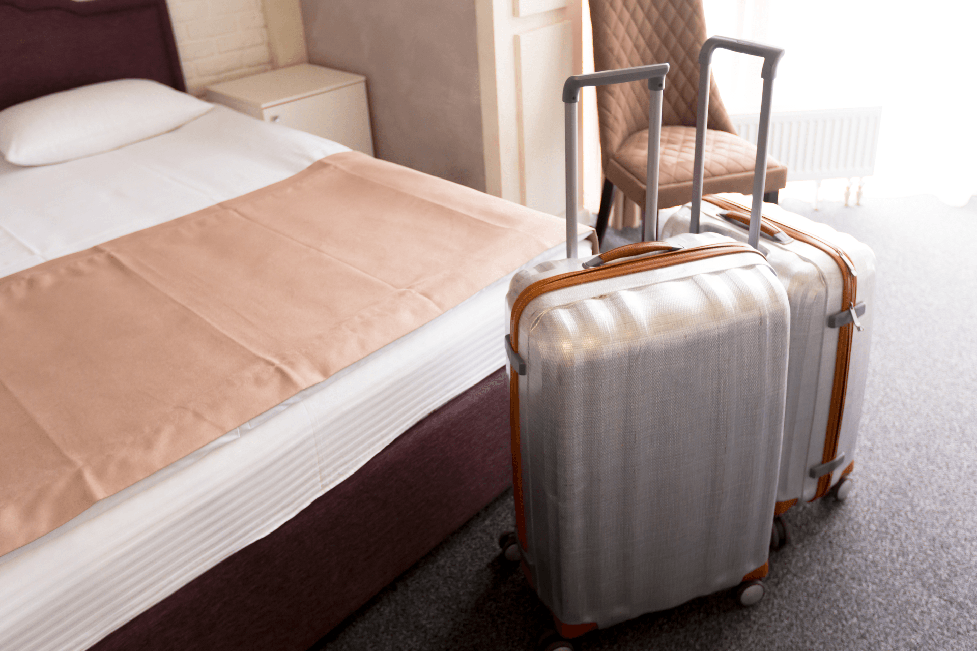 suitcase-hotel-room
