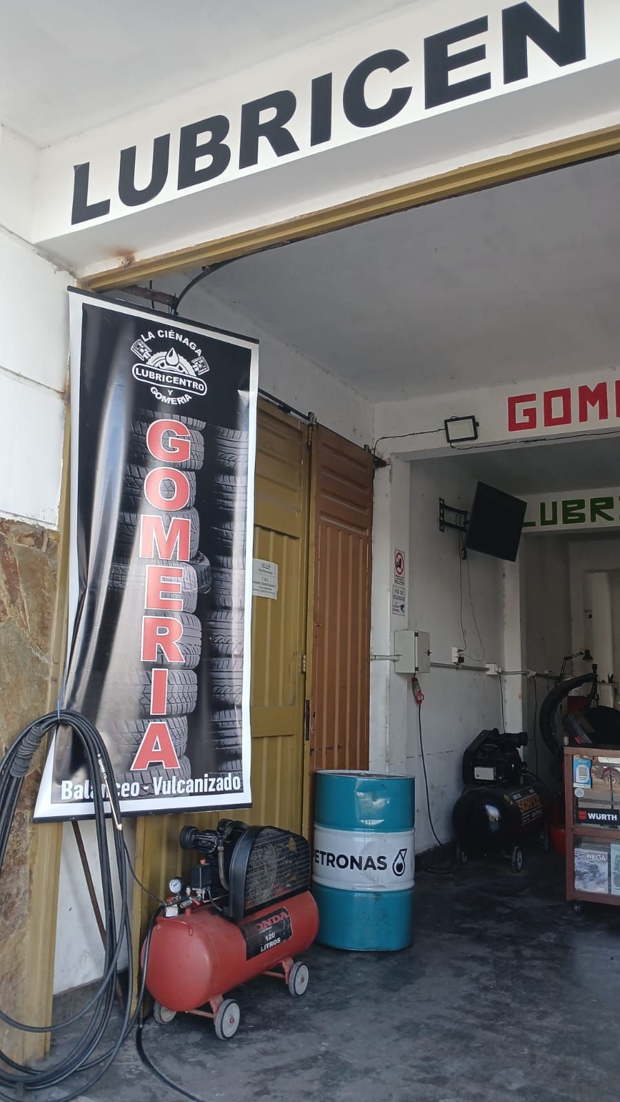 Entrada de una tienda con letrero