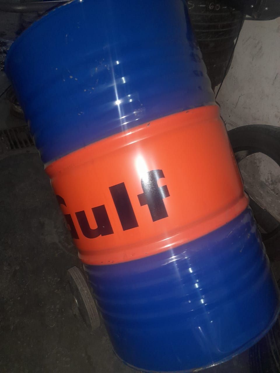 Bidón de petróleo del Golfo, color azul y naranja.