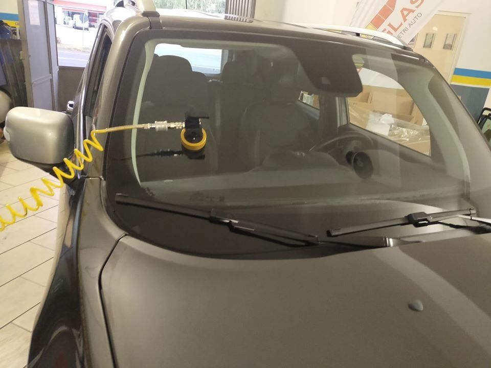 installazione nuovo parabrezza auto