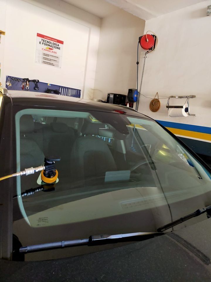posa nuovo parabrezza su auto