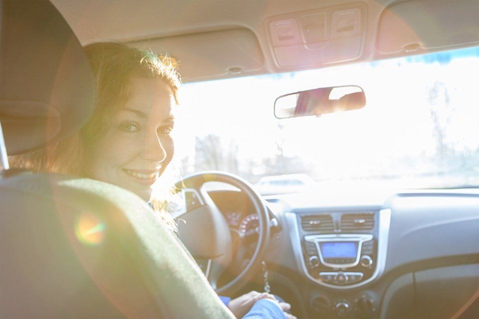 automobilista felice con il nuovo parabrezza