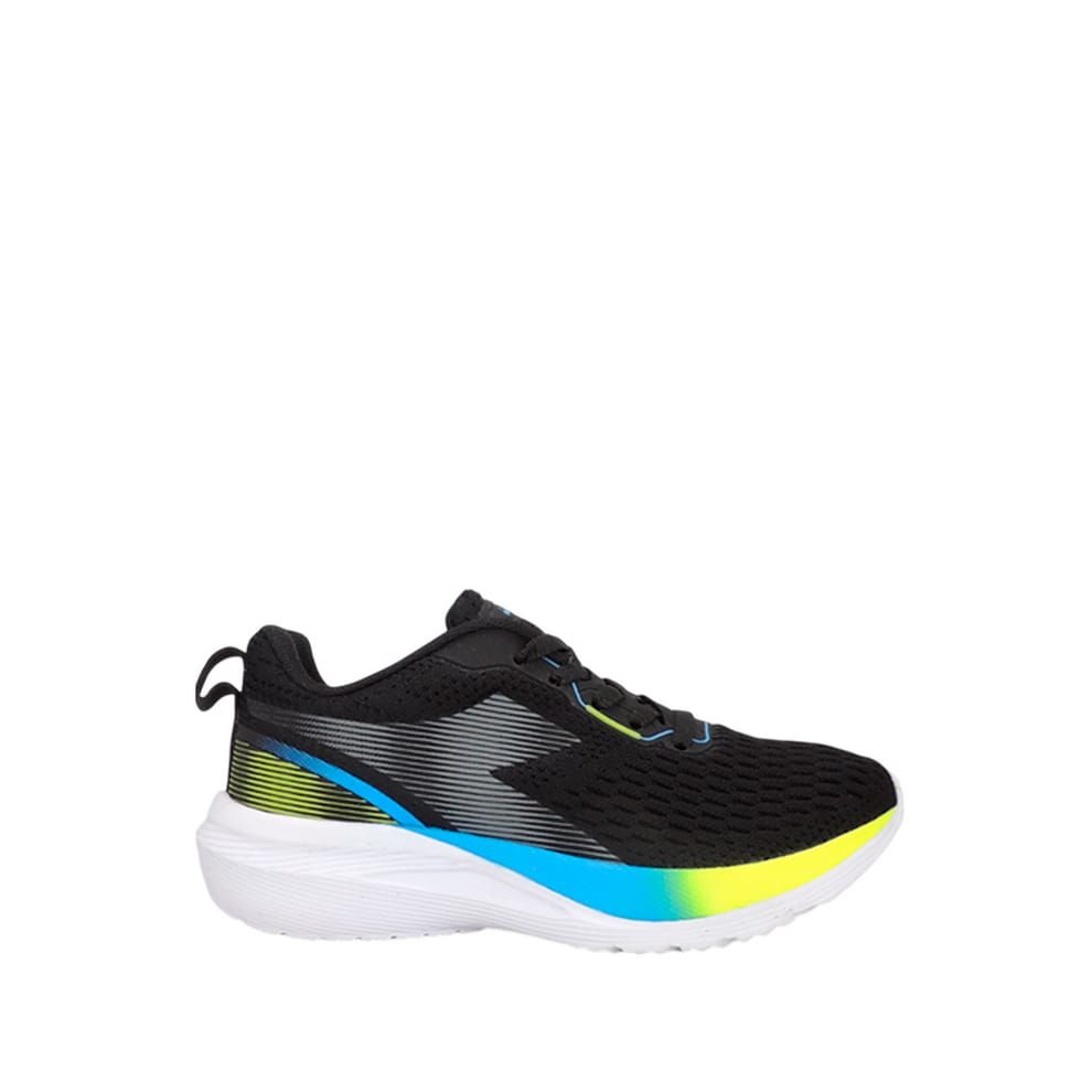 Zapatilla deportiva negra con suela blanca y detalles en azul y amarillo.