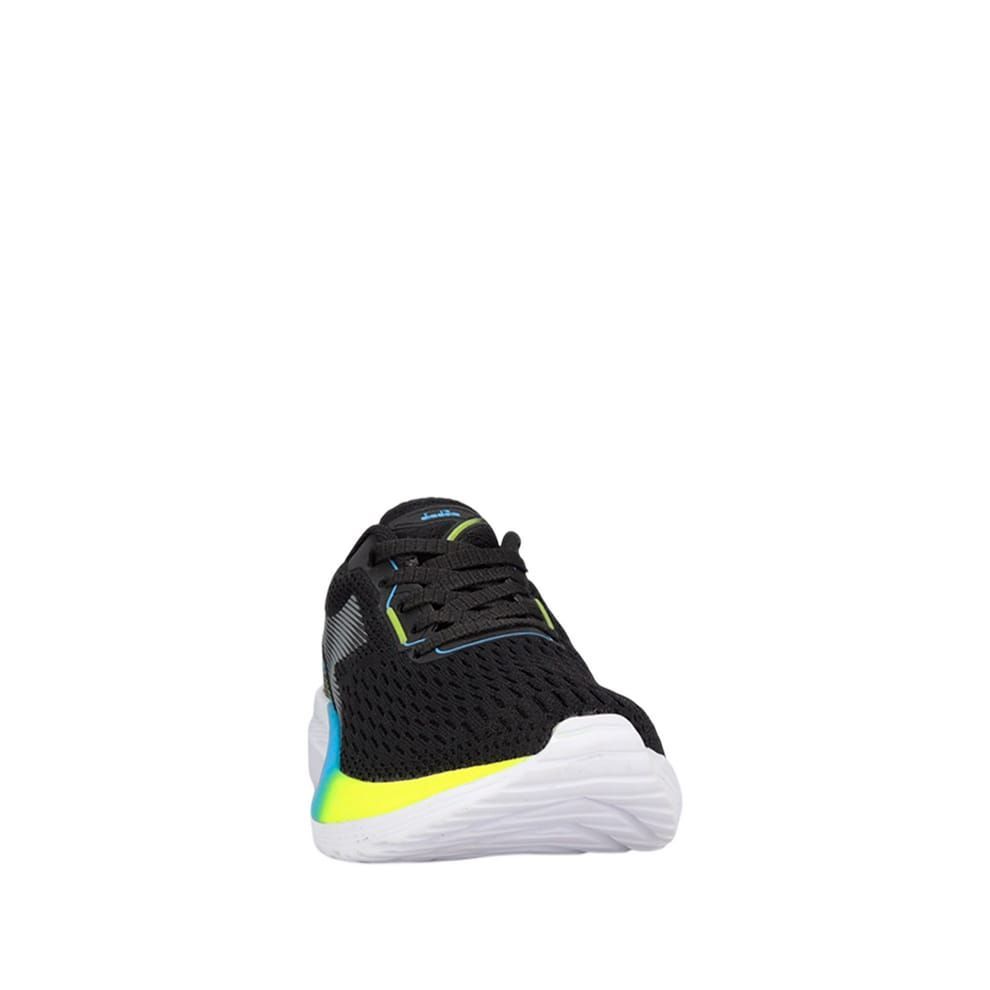 Zapatilla deportiva negra con suela blanca y detalles en azul y amarillo.