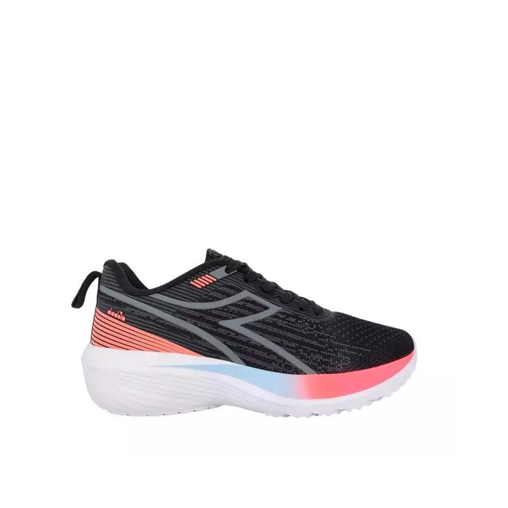 Zapatilla de running de color negro y gris con suela blanca y detalles en rosa y azul.