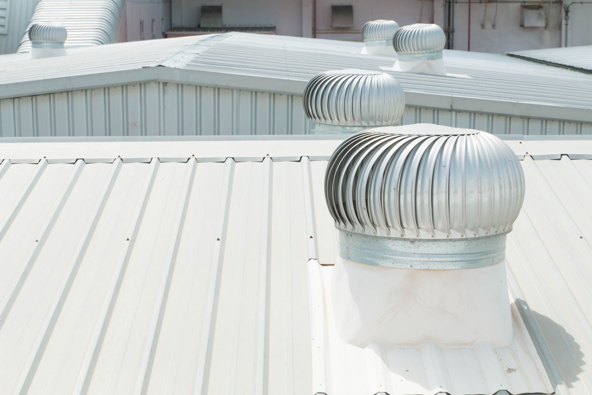 Metal roof with several rotating ventilation turbines
