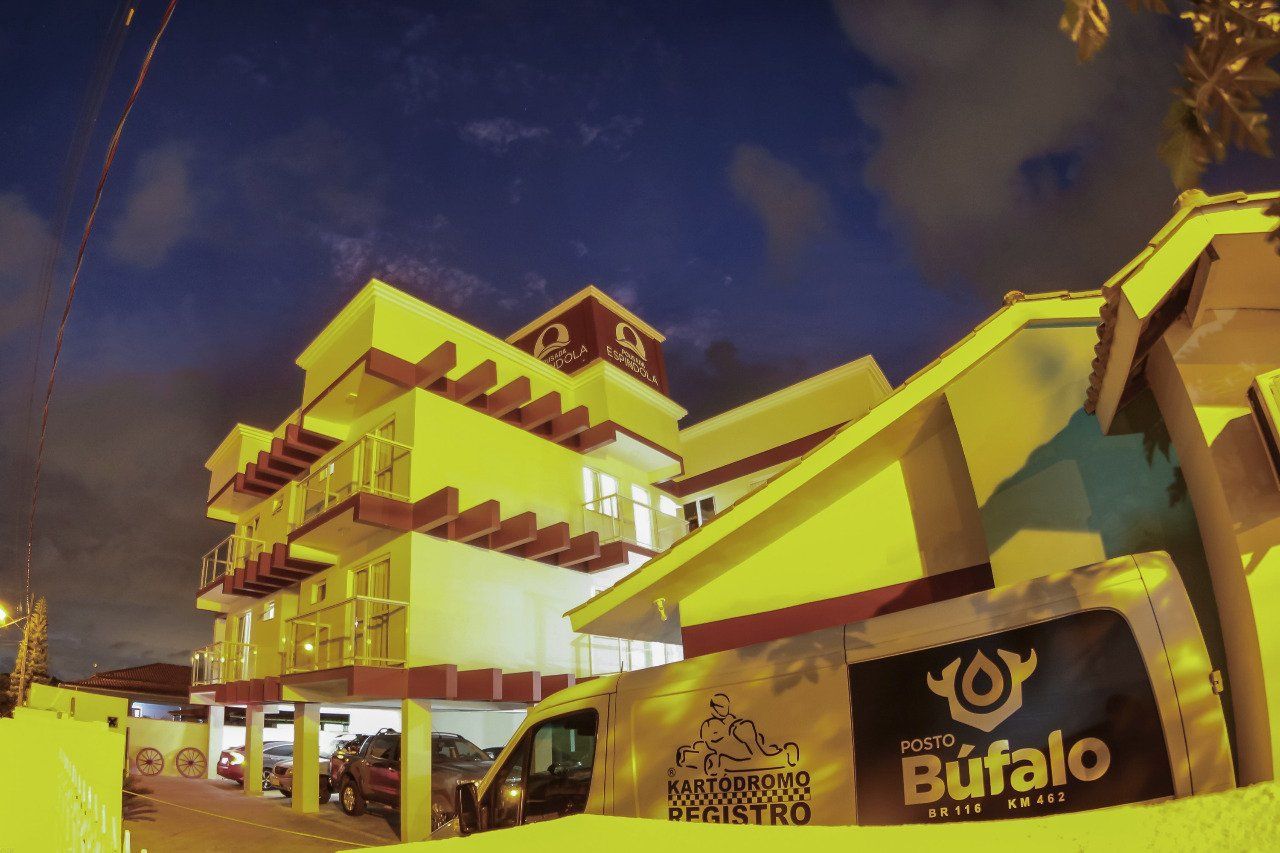 Um prédio amarelo e vermelho bem iluminado, o