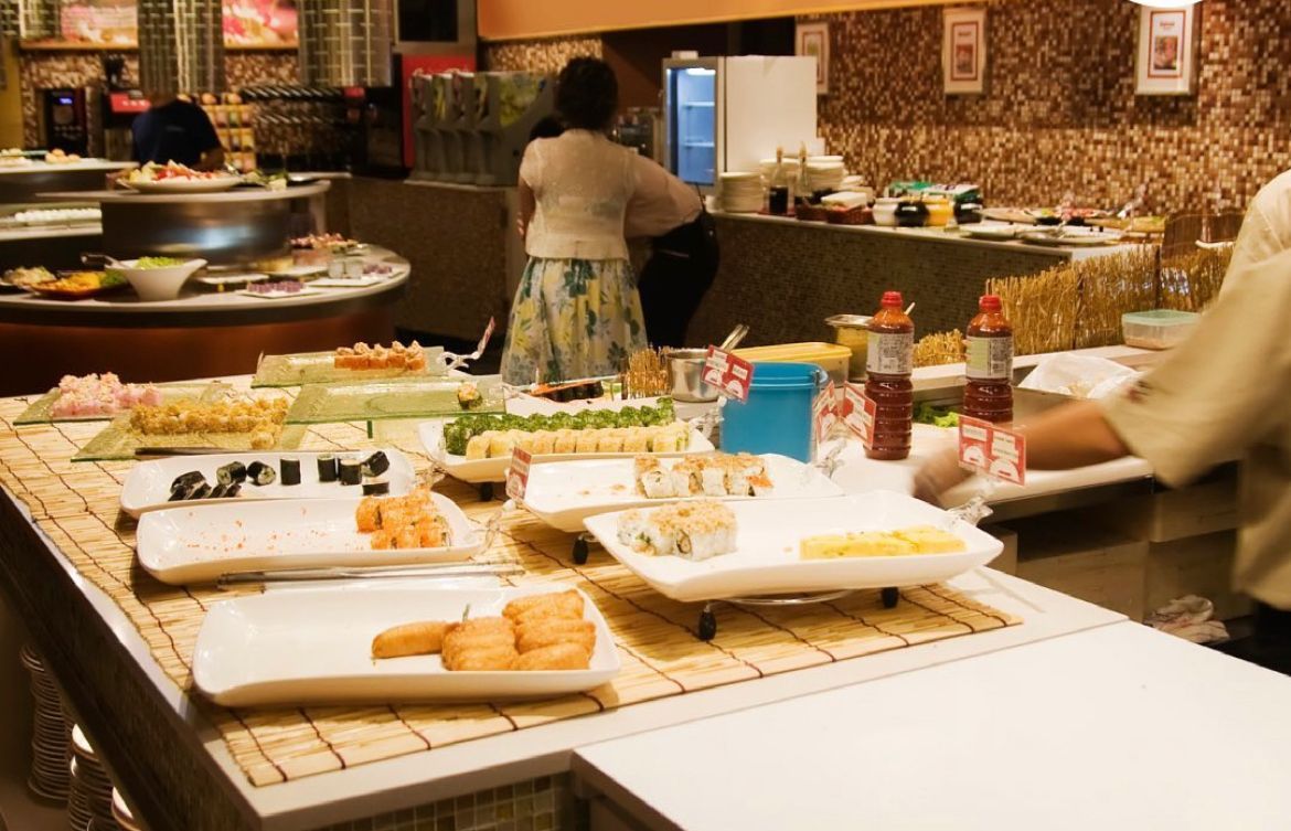 Uma mesa de buffet com muita comida