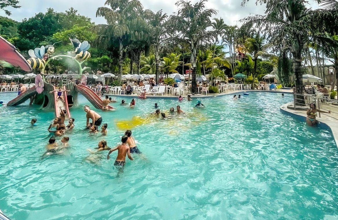 Um grupo de pessoas está nadando em uma grande piscina.