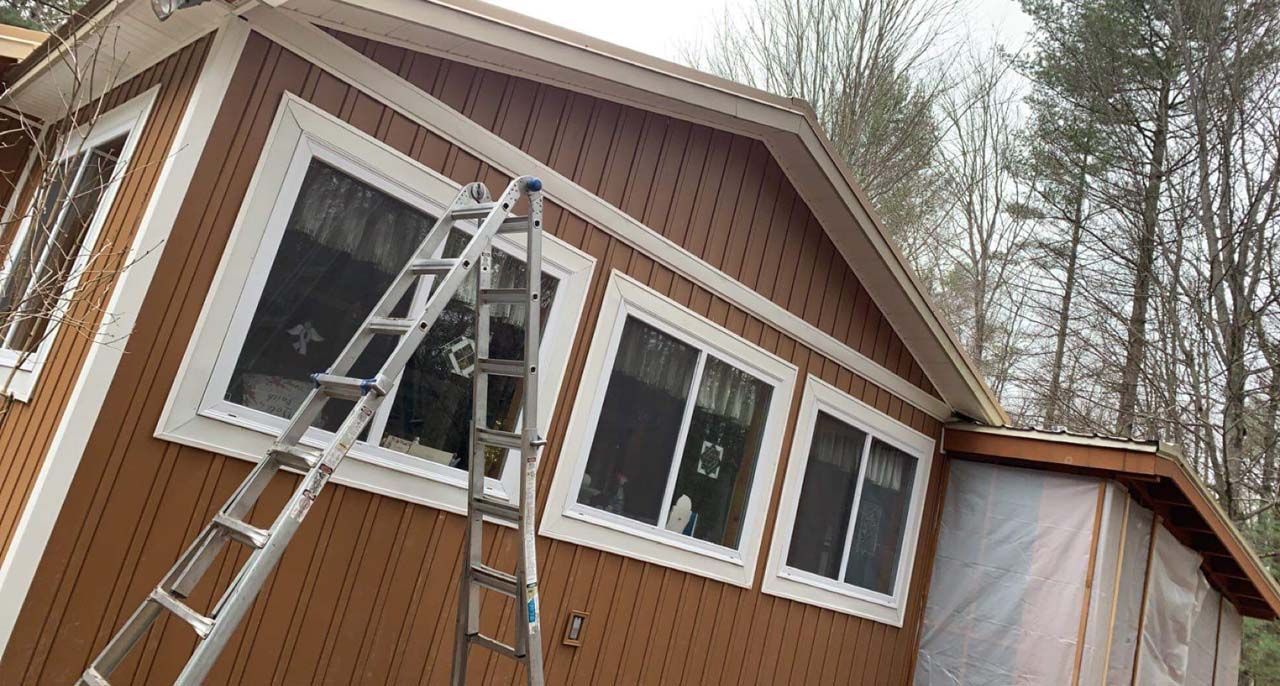 A ladder is sitting on the side of a house.