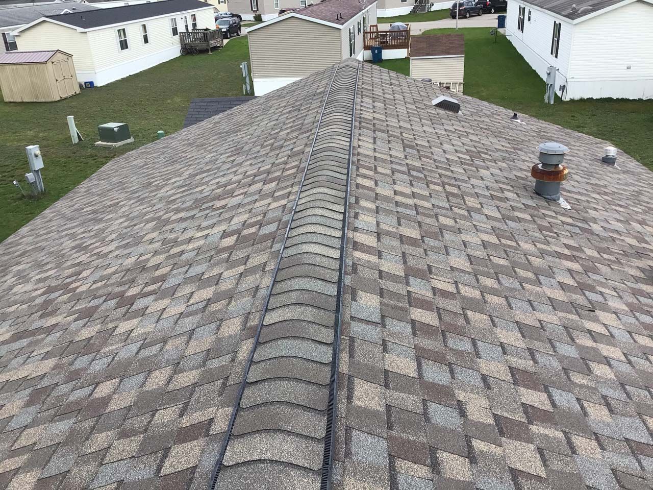A roof of a mobile home in a mobile home park.