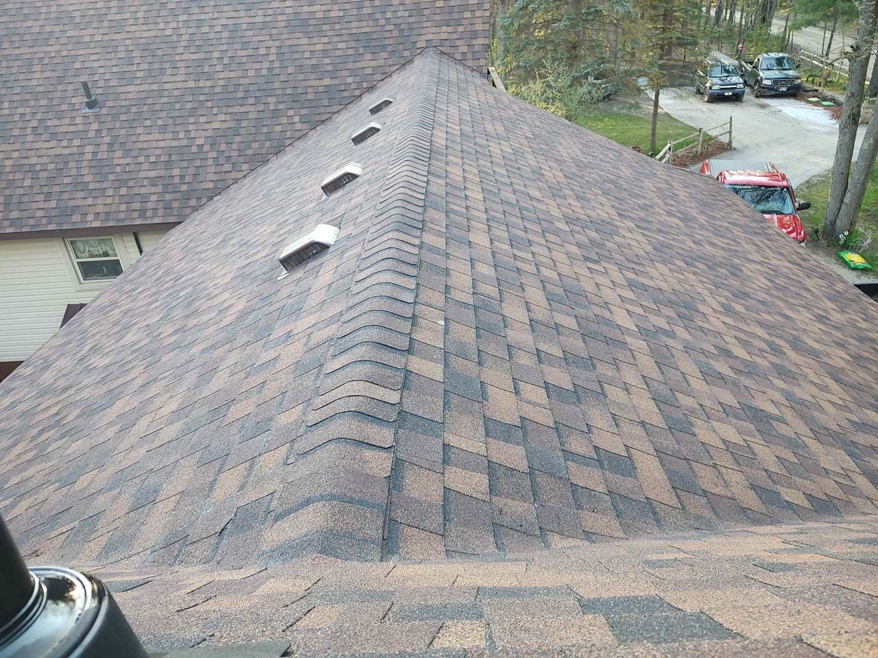 A close up of a roof with a lot of shingles on it
