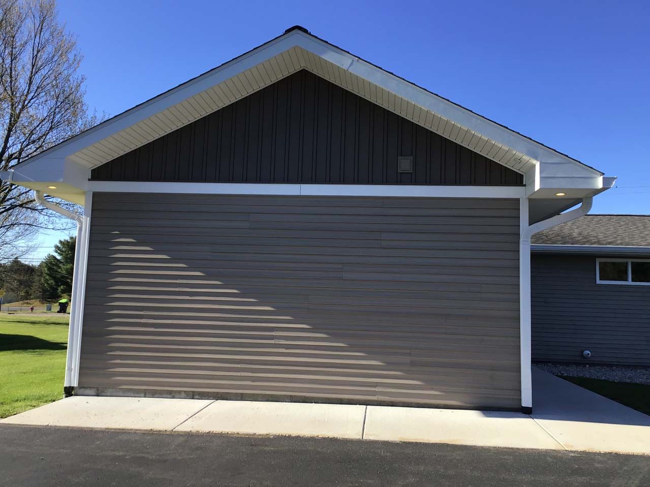 A garage with a roof that has a triangle on it