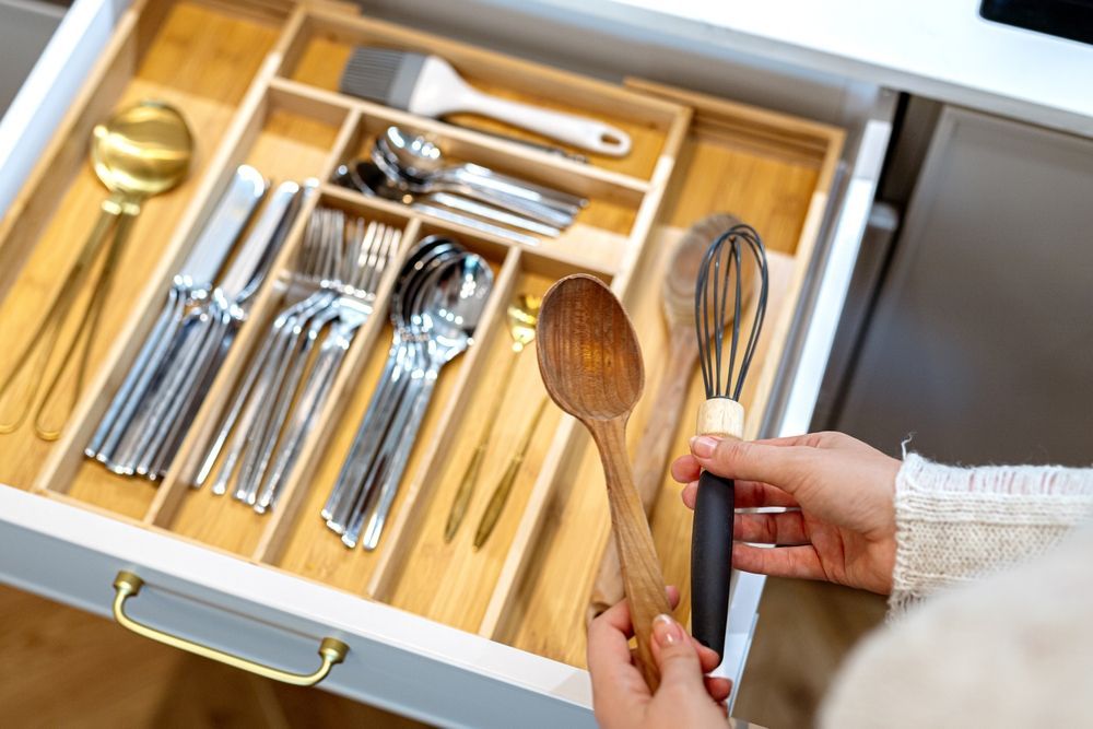 Organizing+small+kitchens+with+drawer+dividers
