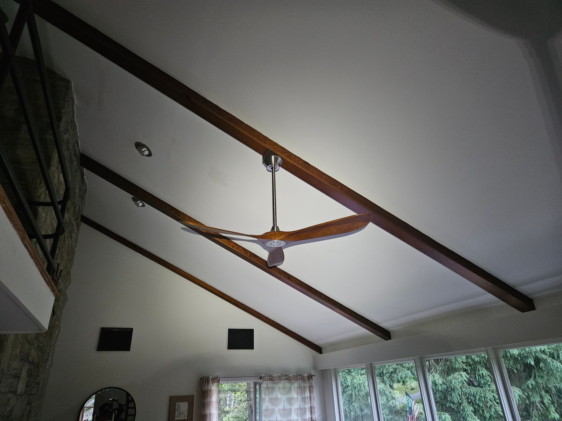 A ceiling fan is hanging from the ceiling of a living room