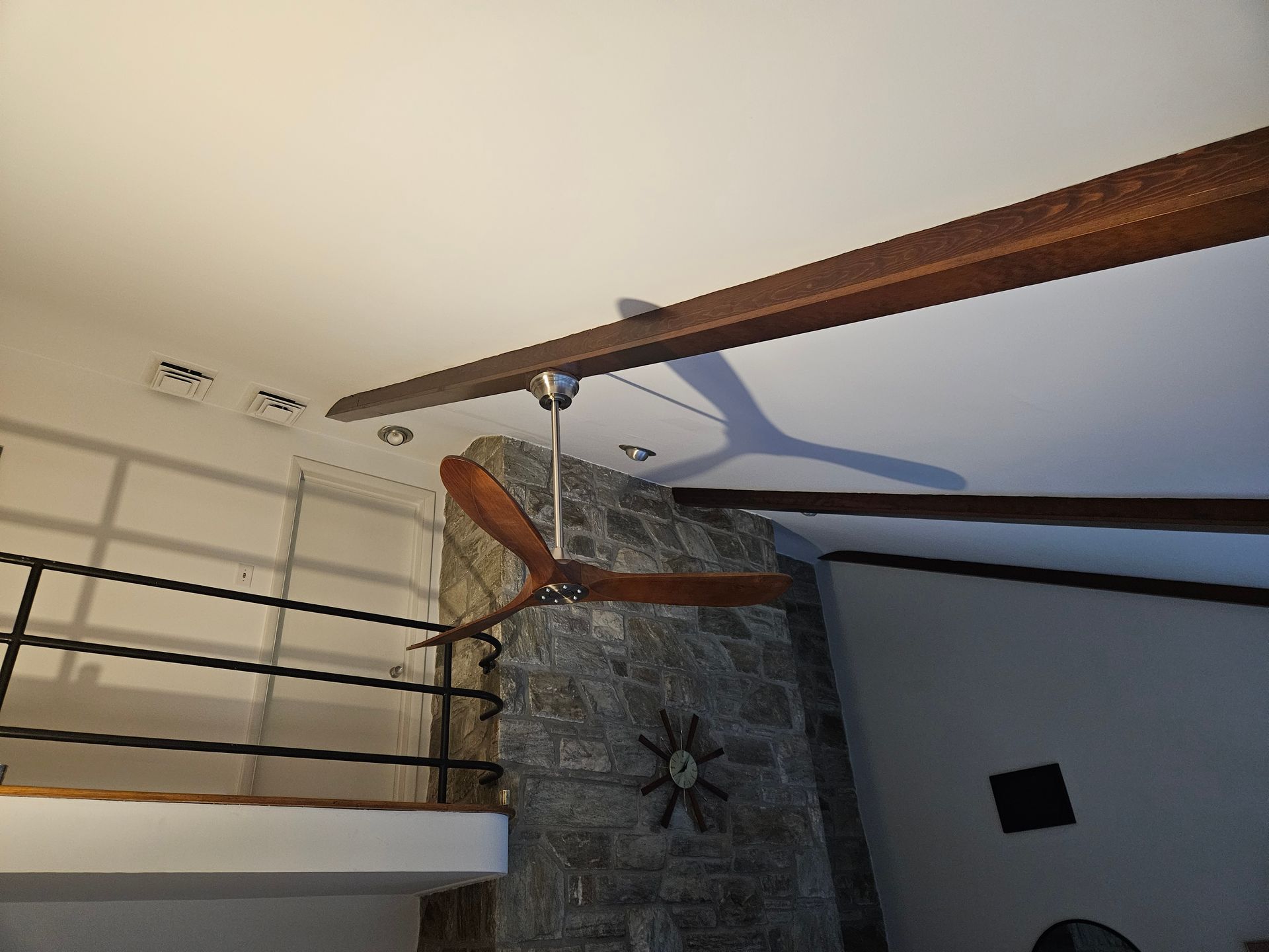 A ceiling fan is hanging from the ceiling of a room