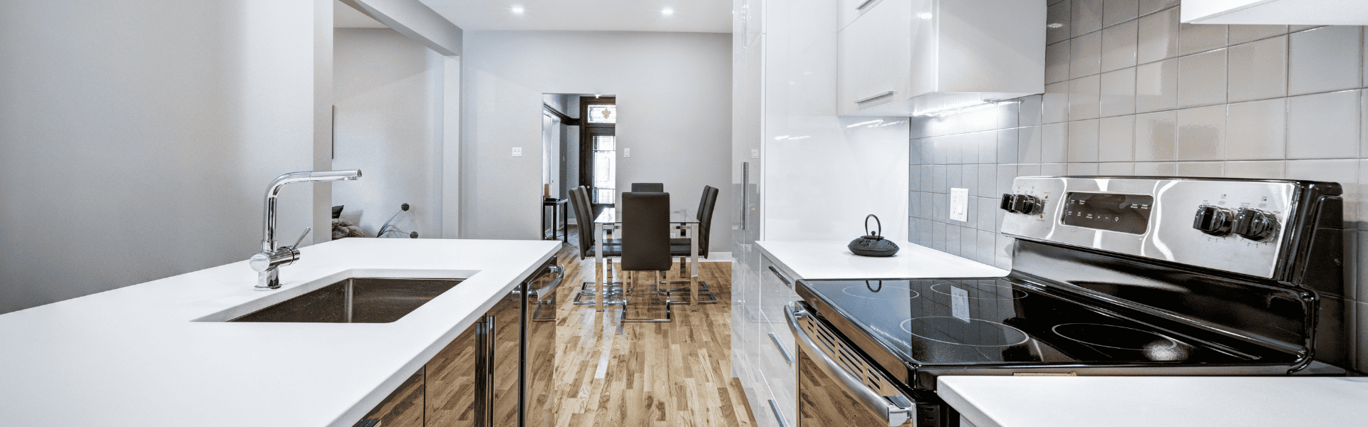 Cozinha moderna com ilha central e armários embutidos