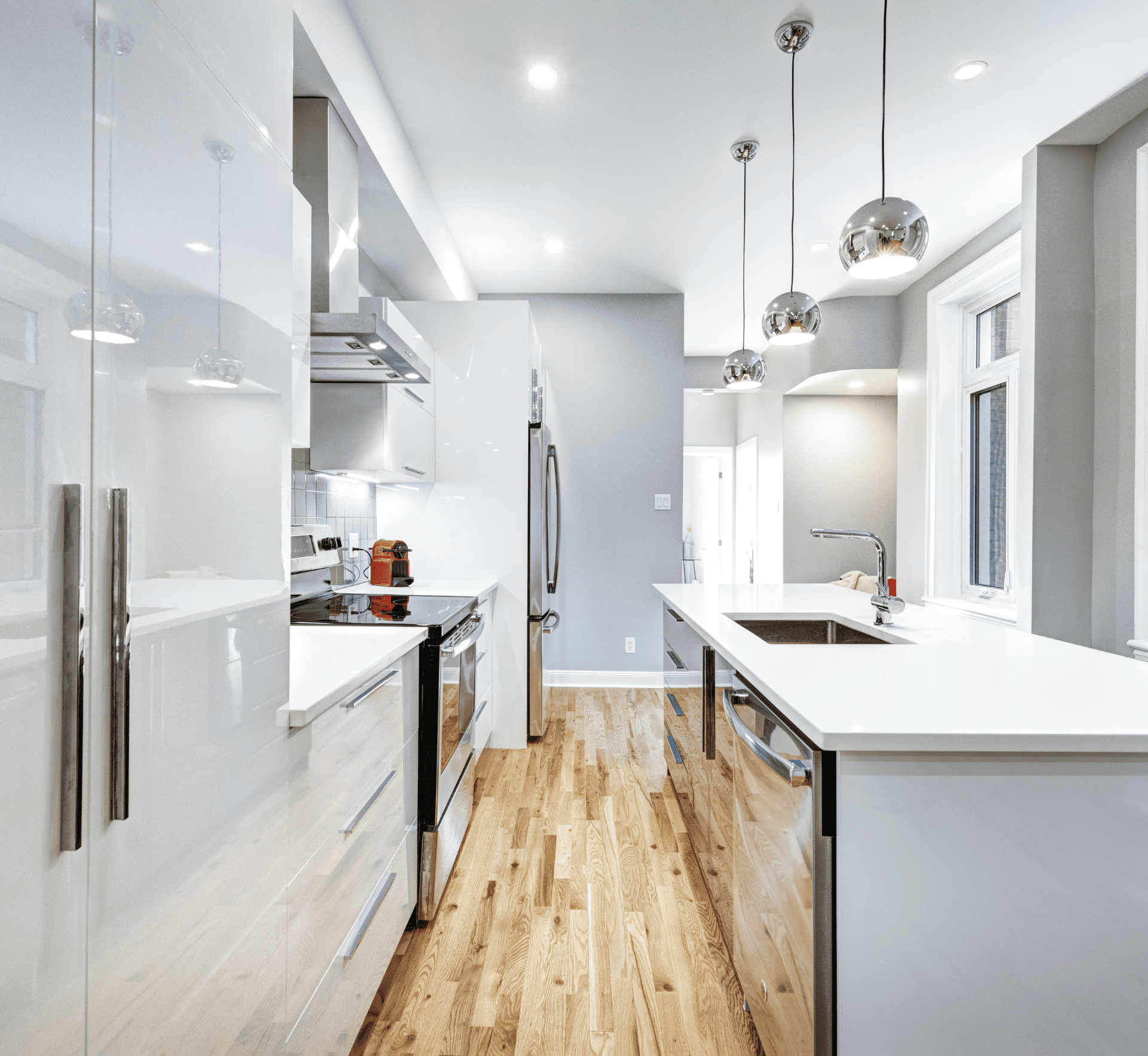 Cozinha ampla com remodelação contemporânea