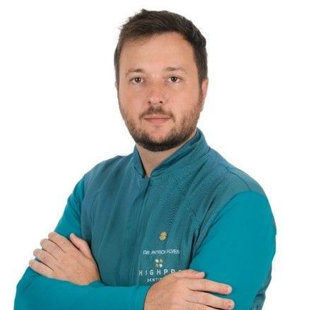 A man with a beard stands in front of a capelozza system orthometric advertisement