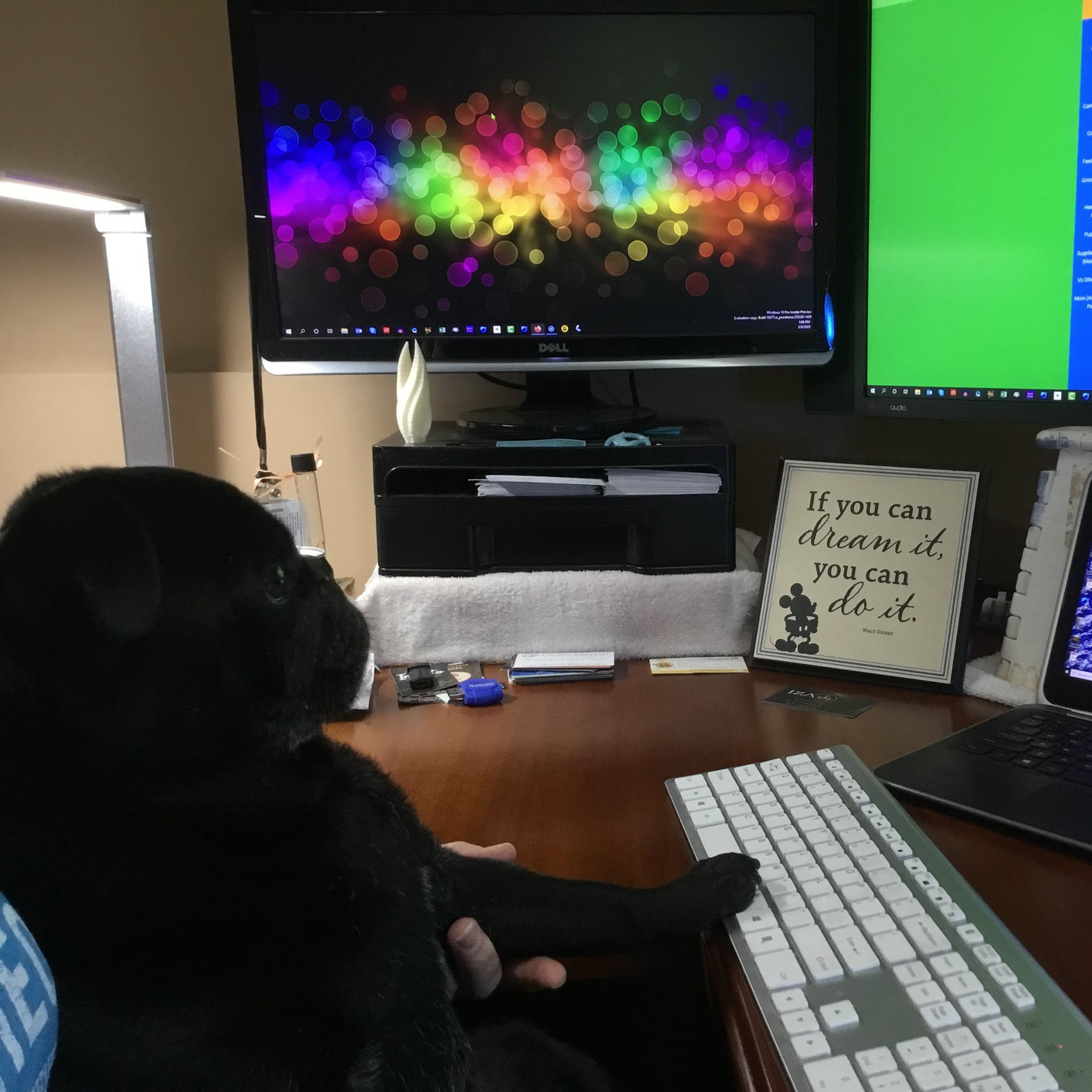 A sign on a desk that says if you can dream it you can do it