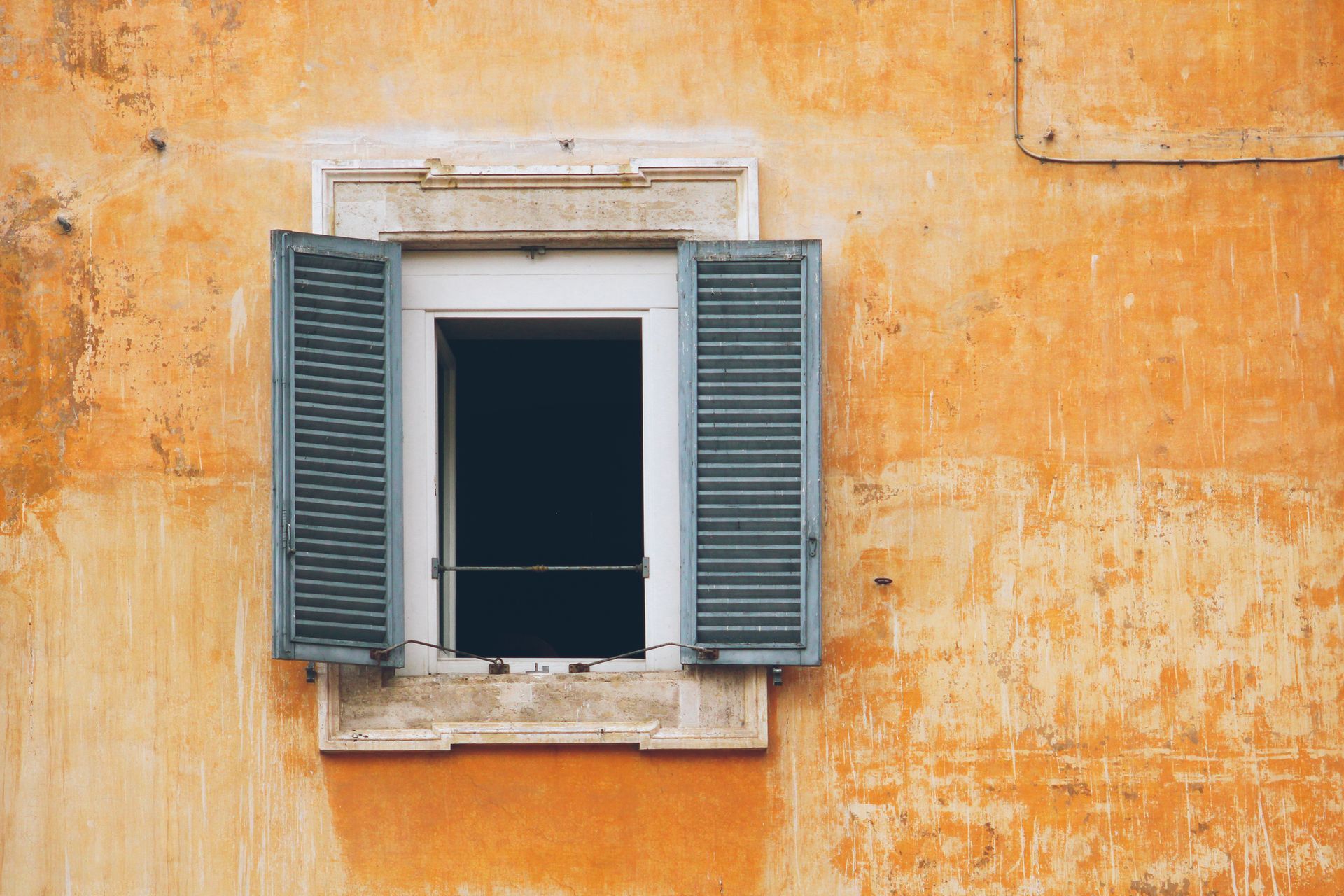 RESTAURO E COLORITURA PERSIANE E INFISSI IN LEGNO