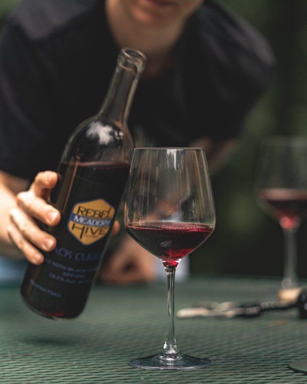 Pouring a dark red mead