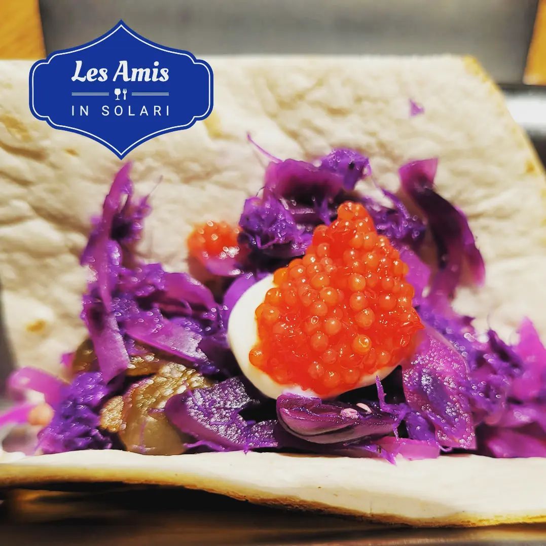 Un piatto di cibo con un'etichetta che dice les amis in solari