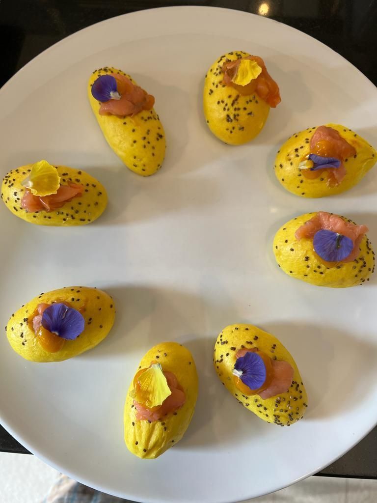 Un piatto bianco sormontato da cibo giallo e viola