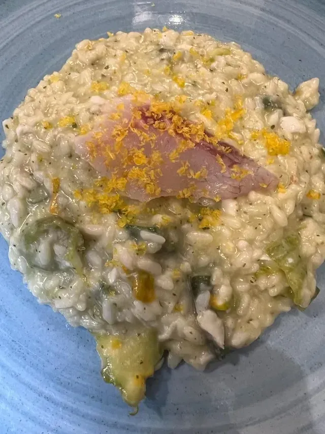 Un primo piano di un piatto di cibo con riso e carne su un tavolo.