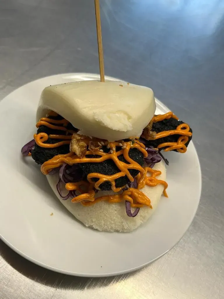 Un primo piano di un panino su un piatto su un tavolo.