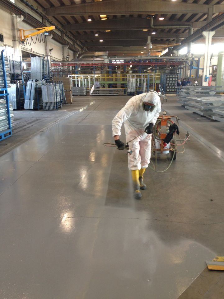 realizzazione segnaletica su pavimenti in resina