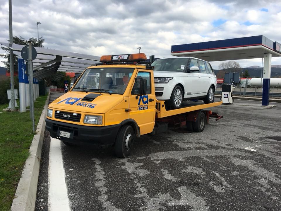 carroattrezzi con macchina bianca