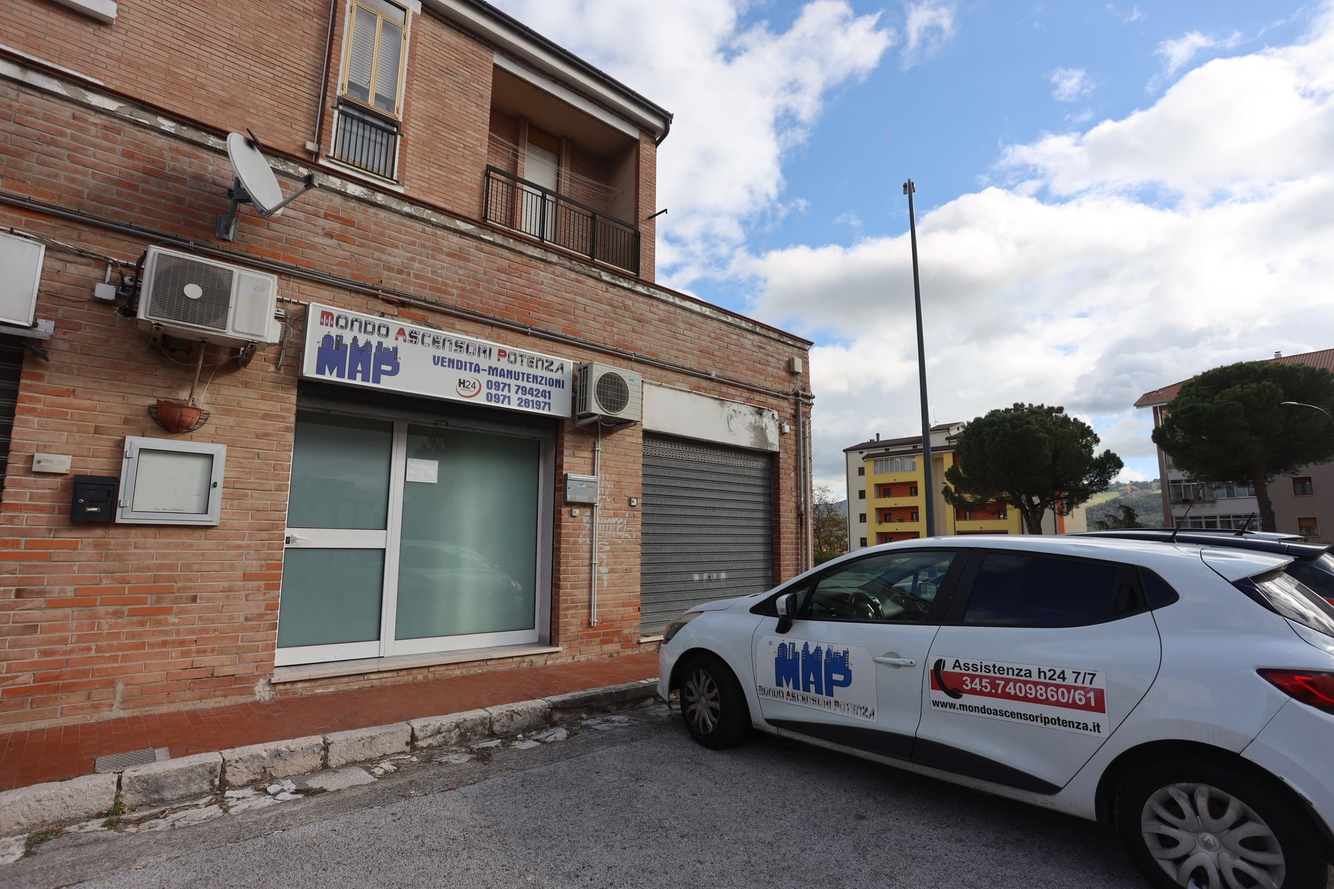 Un tavolo e delle sedie in un ristorante con un vaso di fiori sopra.