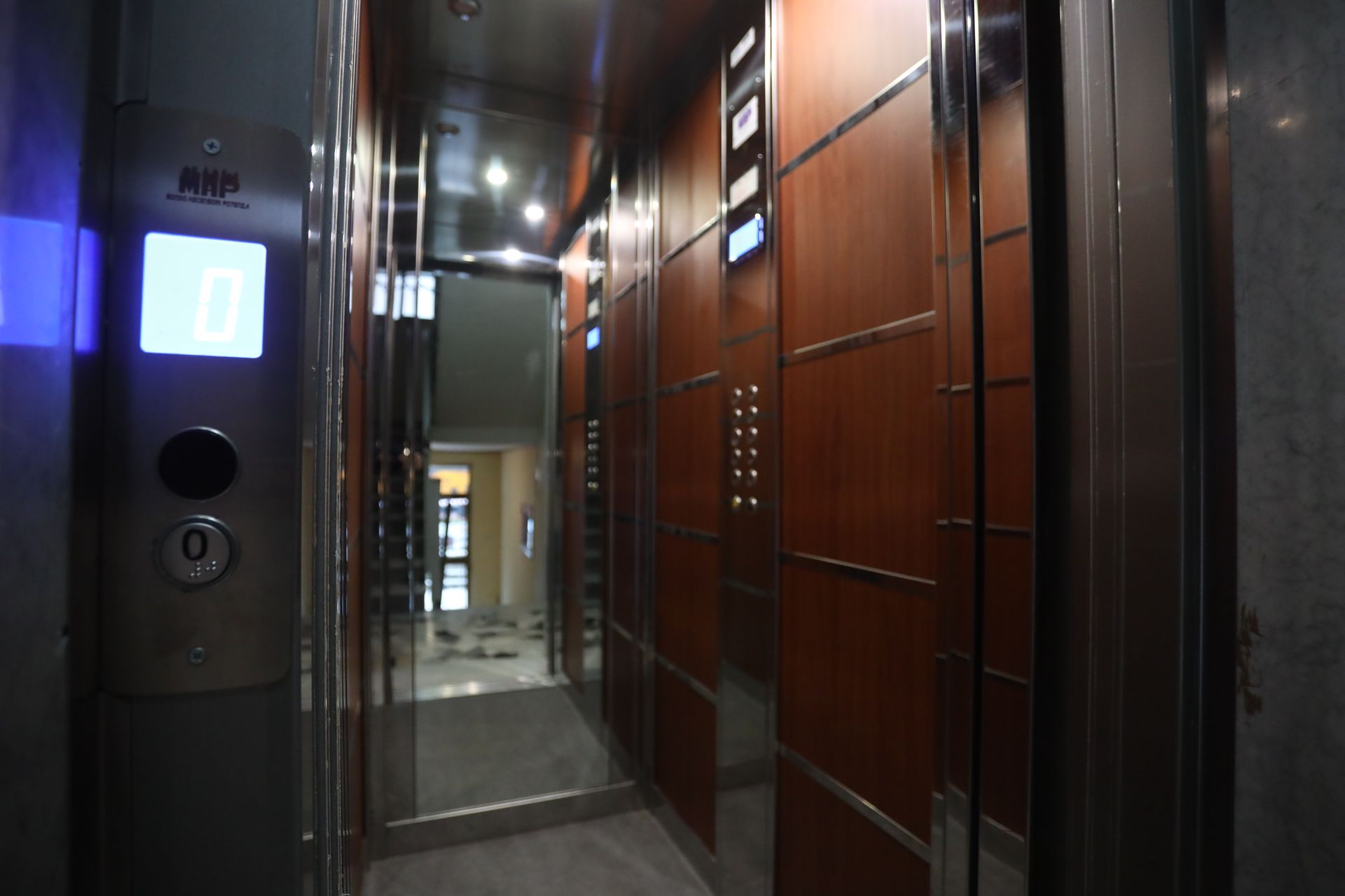 ascensore elettrico vano chiuso muratura