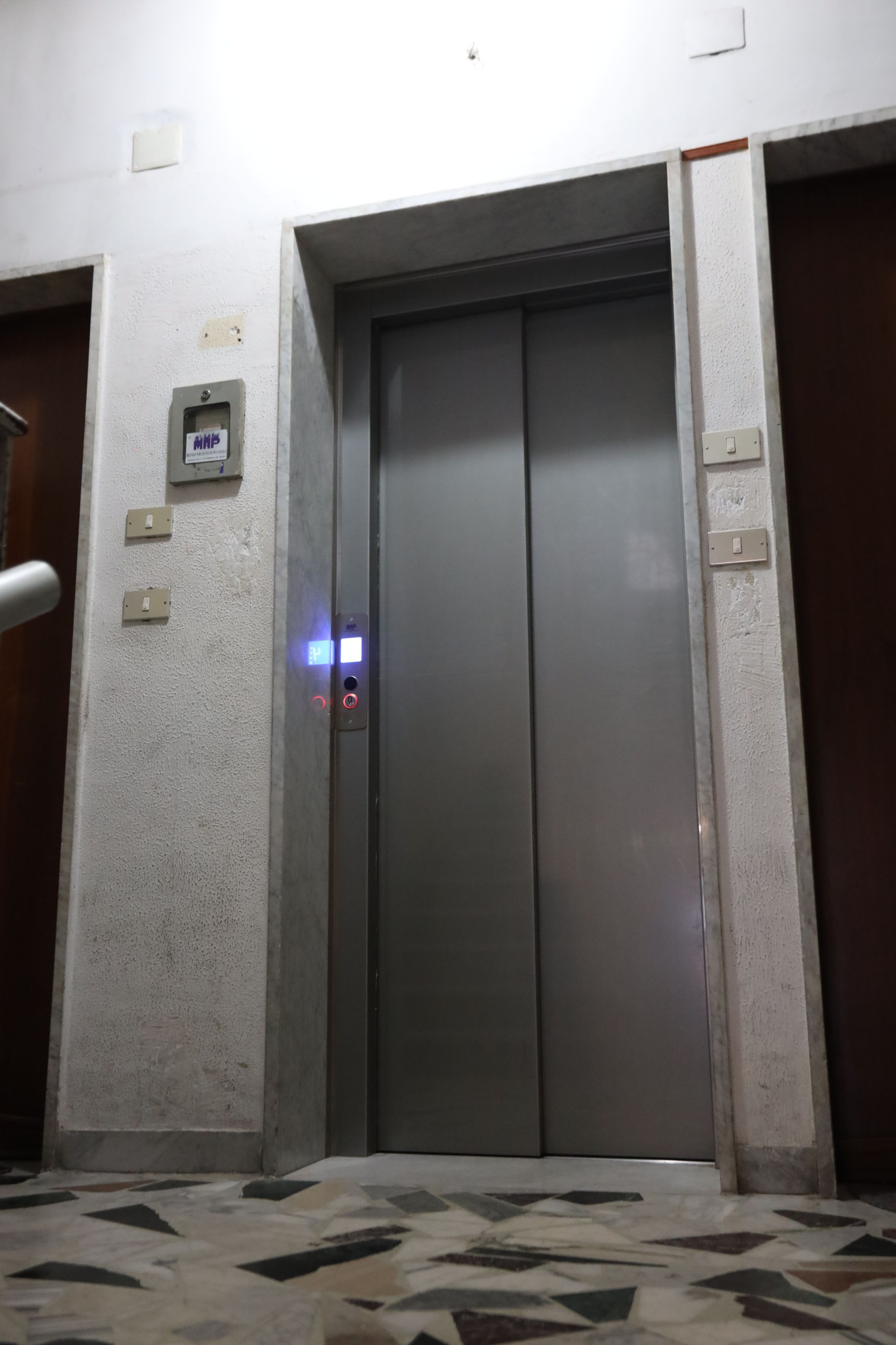 ascensore elettrico vano chiuso muratura