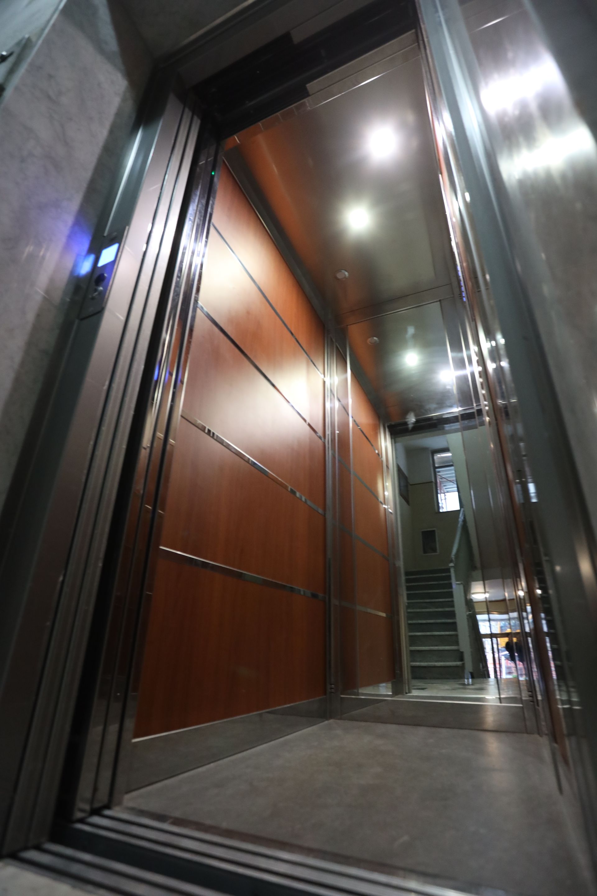 ascensore elettrico vano chiuso muratura