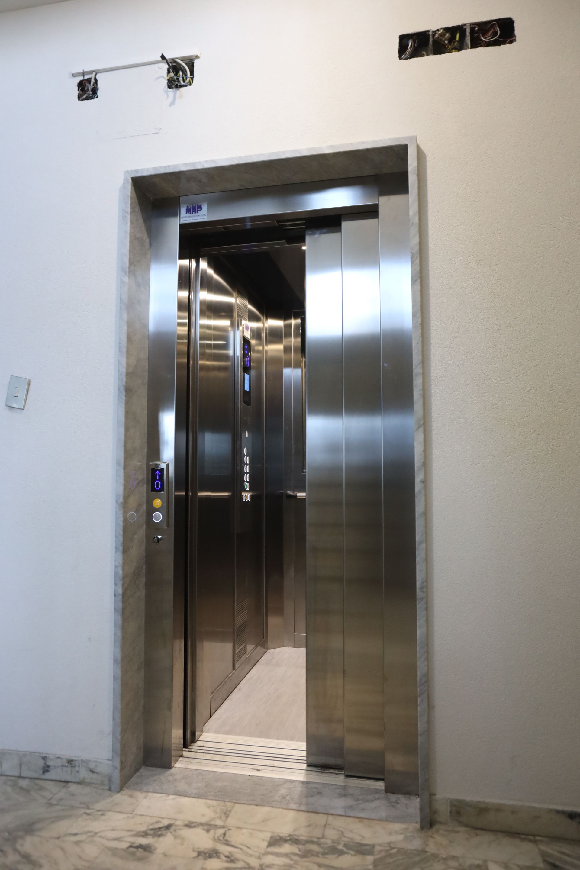 ascensore elettrico vano chiuso muratura