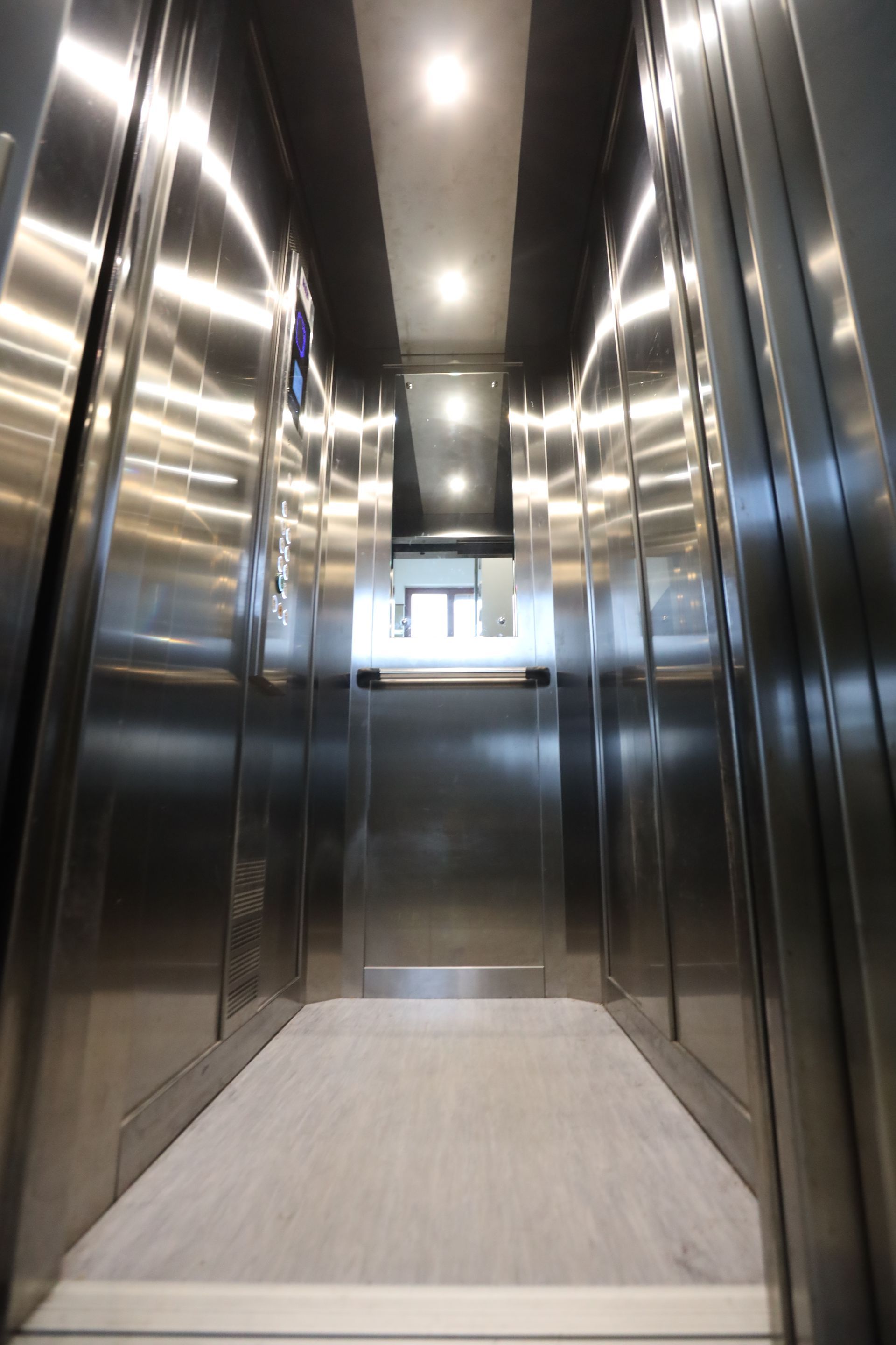 ascensore elettrico vano chiuso muratura