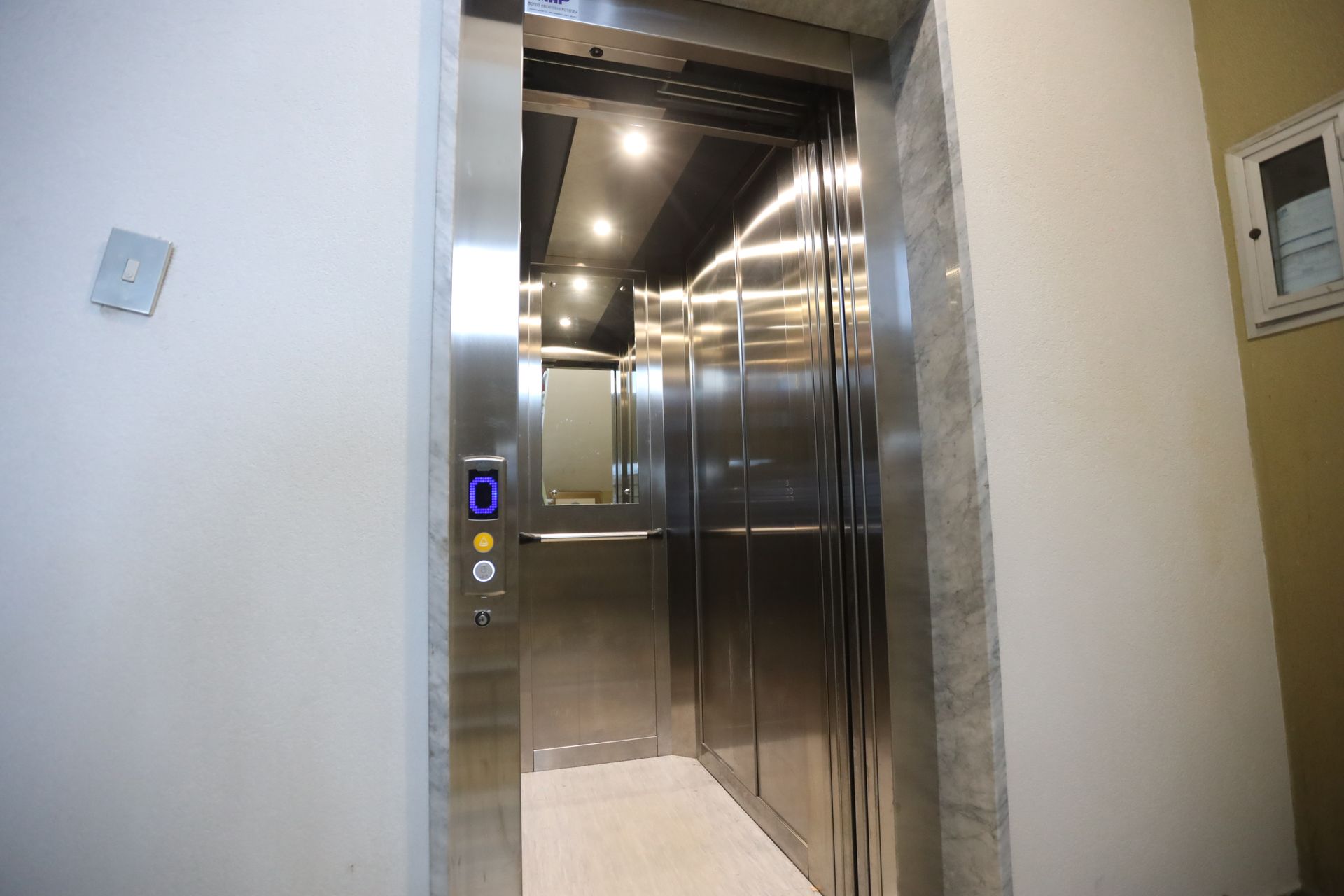 ascensore elettrico vano chiuso muratura