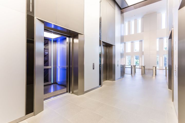 ascensori interni edificio moderno