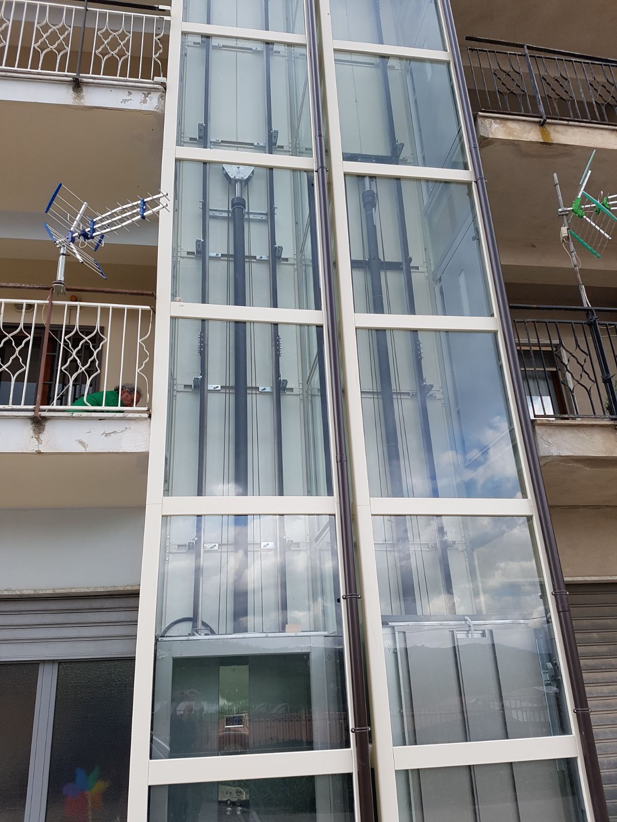 ascensore condominio esterno a vetri